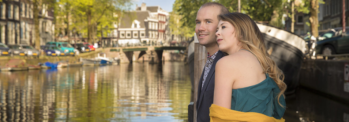 couple portrait, loveshoot, a couple in love is sitting down by the water near a romantic canal, Brouwersgracht, Amsterdam