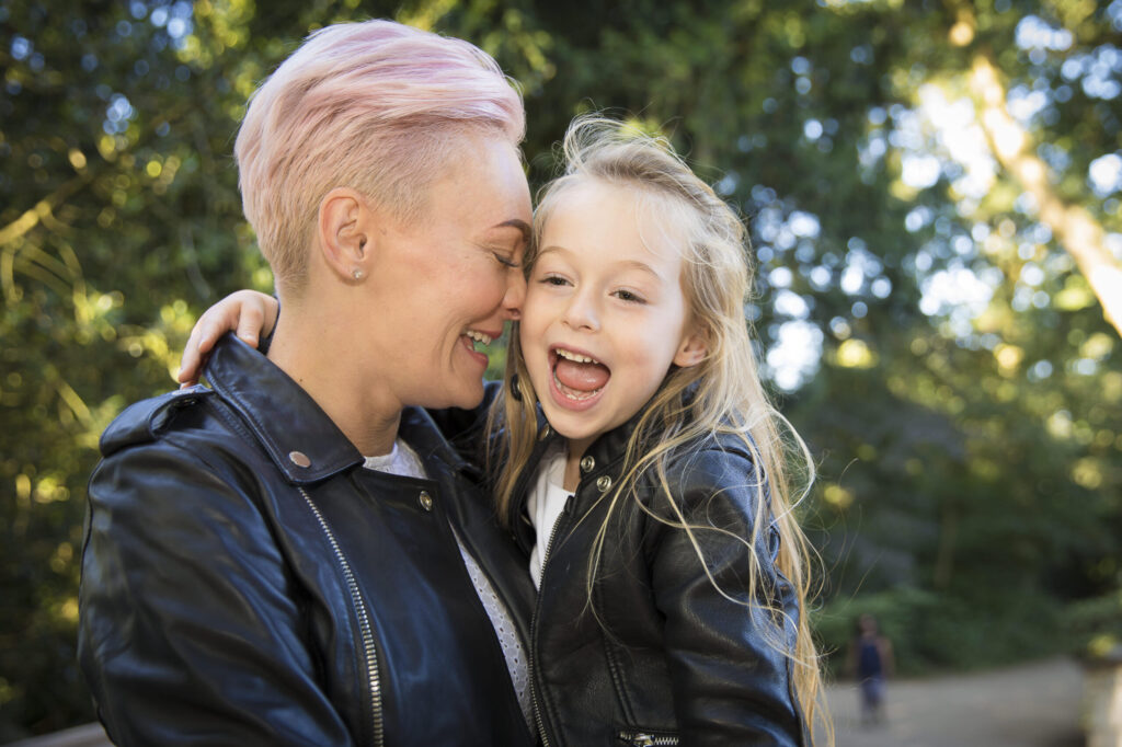 Mother and daughter during a family photoshoot in Vondelpark Amsterdam
