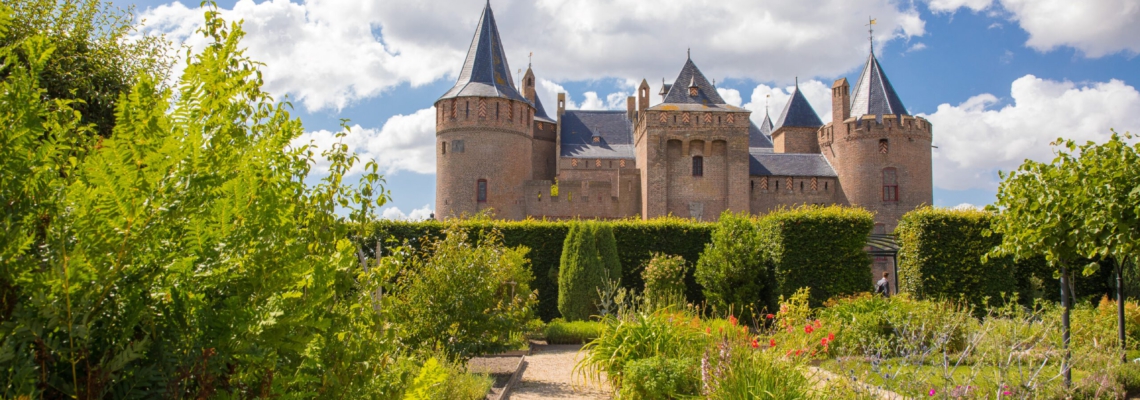 Event photography, festival photography, landscape photography, view of the Muiderslot Castle and the gardens, during Pop up Acts in de tuinen - MeeMaakPodium - Muiderslot castle, Muiden, The Netherlands