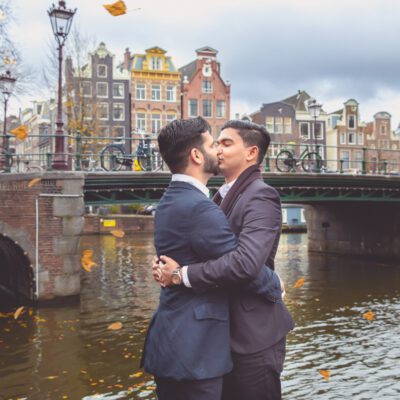Elopement and proposal photography, gay men are hugging and kissing during an autumn couple photoshoot by Brouwersgracht, Amsterdam