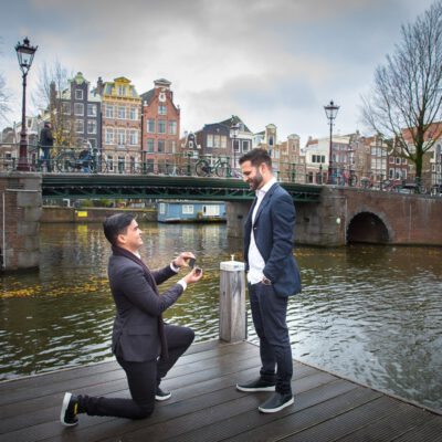 Proposal photography, a man is proposing to his boyfriend on a pontoon by Brouwersgracht, Amsterdam