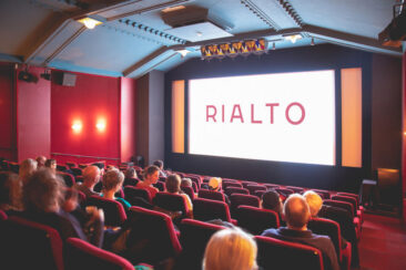Interior photography, branding photography, corporate lifestyle photography, lifestyle photo of cinema room with audience before the film start, Rialto Amsterdam