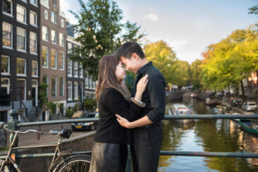 couple portrait, loveshoot, engagement photographer, proposal photographer, an Asian couple in love is posing tenderly near a romantic canal, Reguliersgracht, Amsterdam