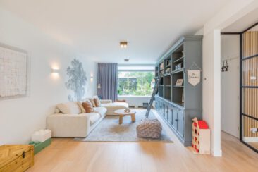 Interior photography, branding photography, real estate photography, Airbnb photography, interior photo of a bright living room in a house in Amstelveen