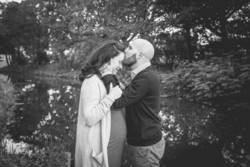 Maternity photographer, Pregnancy photography, lifestyle photoshoot, family photoshoot, black and white photo of a pregnant couple in Westerpark, Amsterdam