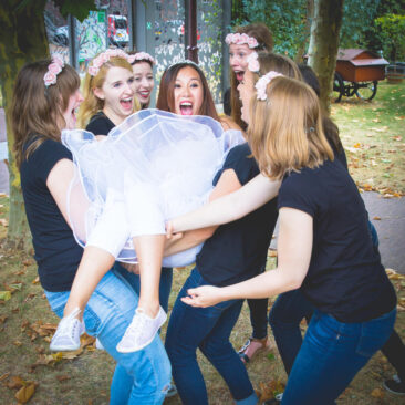 Bachelorette party photography EVJF, a group of ladies friends carrying the bride-to-be, having a good time, Hermitage Museum gardens, Amsterdam