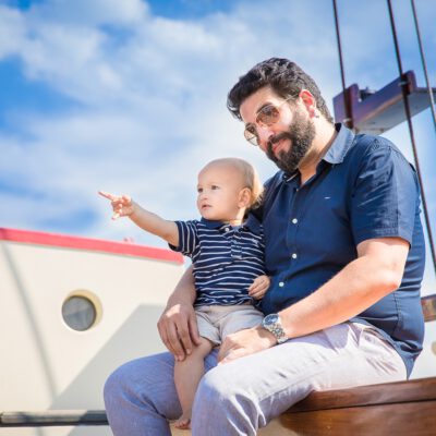 Lifestyle family photography, father and son together on a boat on a sunny day, Monnickendam