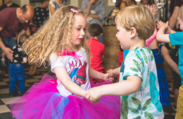 private photography, birthday photography, portrait of 2 young kids, a little girl and a little boy dancing together at a birthday party, Amsterdam