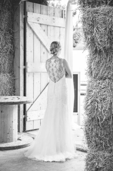 Bruidsfotograaf, trouwfotograaf, Wedding photography, bride photography, elopement photographer, black and white photo of a back of a bride waiting for the groom, Boergondineren Amsterdam