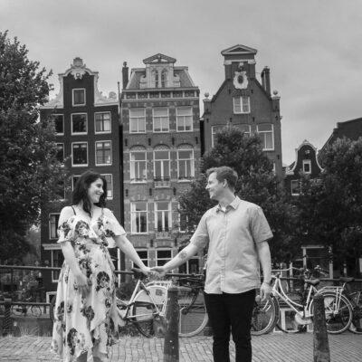 Proposal photography, couple photography, black and white portrait of a man and woman are posing during a loveshoot by Brouwersgracht, Amsterdam