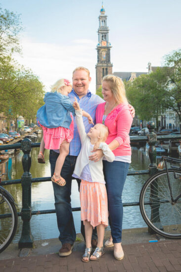 Familie fotosessie Amsterdam, On-location family photoshoot in Amsterdam, children Photoshoot, together with the family for a fun photo session, a happy family is posing by the Prinsengracht, Amsterdam