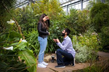 Proposal photography, couple photoshoot, loveshoot, engagement photoshoot: a man is proposing his girlfriend to marry him in the Hortus botanical garden, Amsterdam