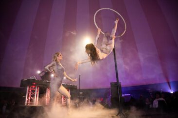 Event photography, festival photography, theatre photography, corporate party photography, event photography, action shot of 2 acrobats performing during a Christmas diner at Artis Planetarium, Amsterdam