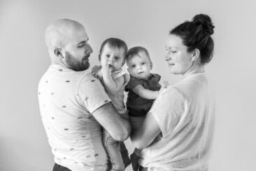Baby photography, lifestyle photoshoot, family photoshoot, black and white family portrait father, mother and their 2 twins baby daughters, Amsterdam