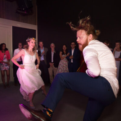 Wedding photographer, marriage, Wedding party with bride and groom dancing like crazy, Landgoed Twistvliet, Vrouwenpolder, The Netherlands