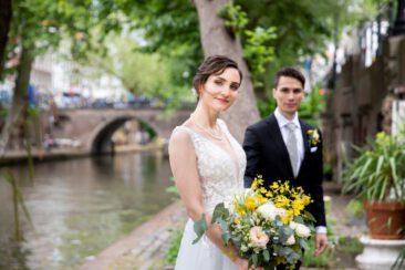 Wedding photography, bride photography, elopement photographer, couple photoshoot, a couple, bride and groom, is posing near a romantic canal in Utrecht