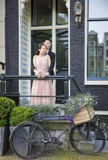 couple portrait, loveshoot, a couple is posing on a typical Dutch old canal house doorstep near the romantic canal Brouwersgracht, Amsterdam