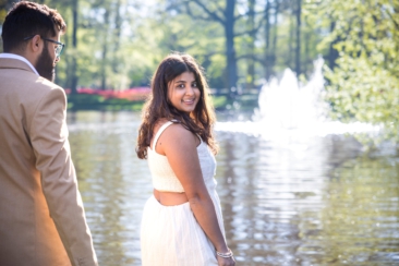 Couple photoshoot, loveshoot, engagement photoshoot: portrait of a couple near a lake and water jet in Keukenhof Garden, The Netherlands