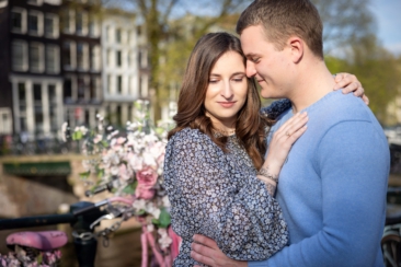 Couple photoshoot, loveshoot, engagement photoshoot: portrait of a couple is hugging tenderly near romantic canal Brouwersgracht, Amsterdam