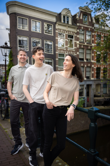 on-location family photoshoot in Amsterdam Familie fotosessie, children Photoshoot, together with the family for a fun photo session, teenagers and parents