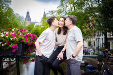 on-location family photoshoot in Amsterdam Familie fotosessie, children Photoshoot, together with the family for a fun photo session, teenagers and parents