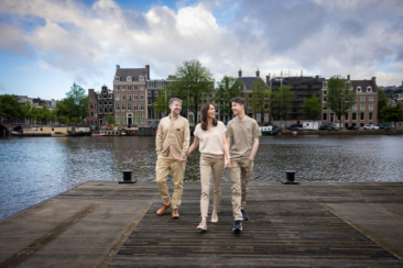 on-location family photoshoot in Amsterdam Familie fotosessie, children Photoshoot, together with the family for a fun photo session, teenagers and parents