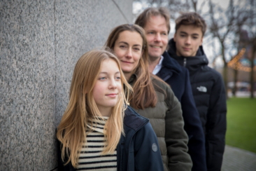 on-location family photoshoot in Amsterdam Familie fotosessie, children Photoshoot, together with the family for a fun photo session, teenagers and parents